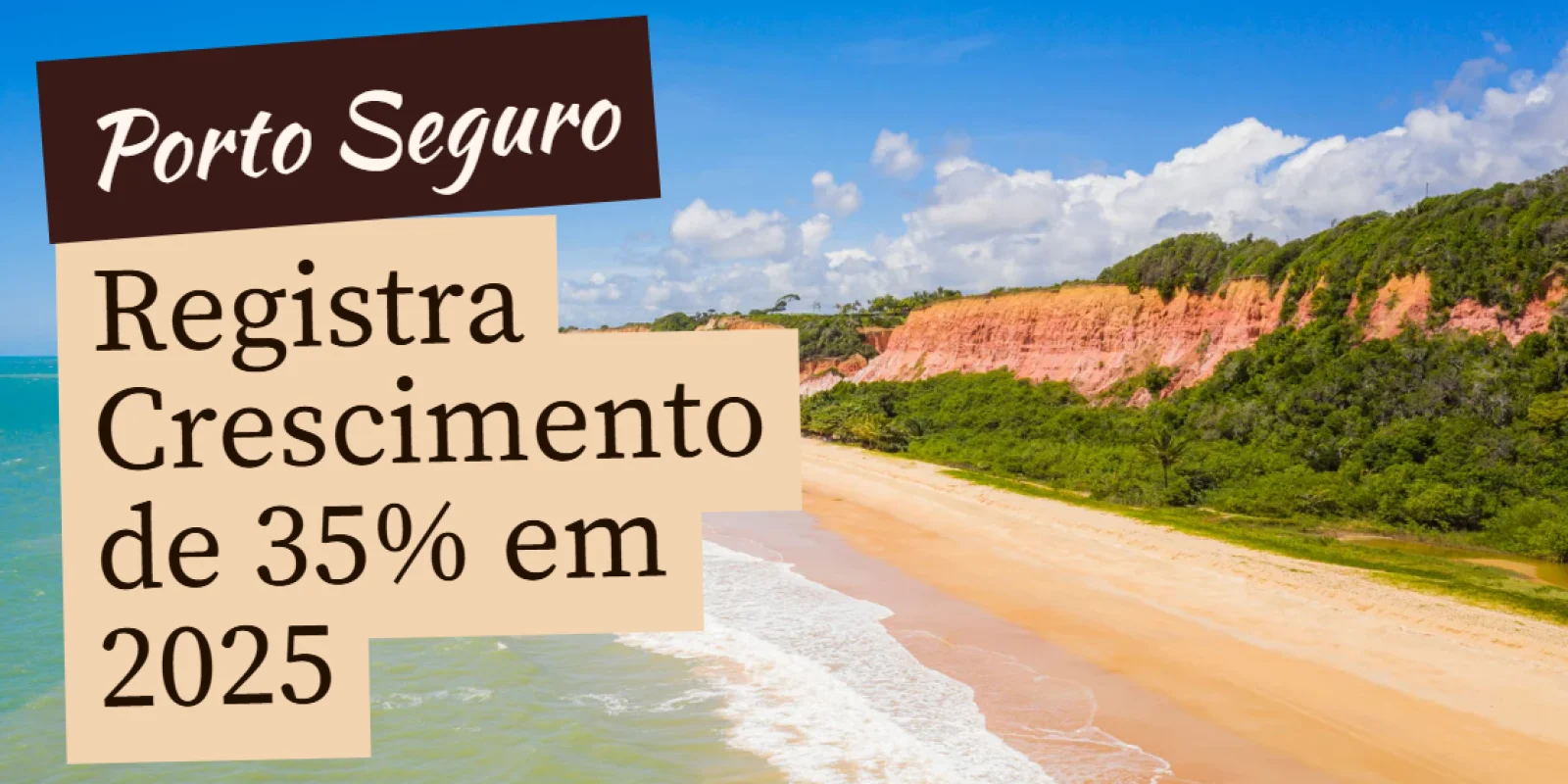 Turistas caminhando na Passarela do Álcool em Porto Seguro em dia movimentado