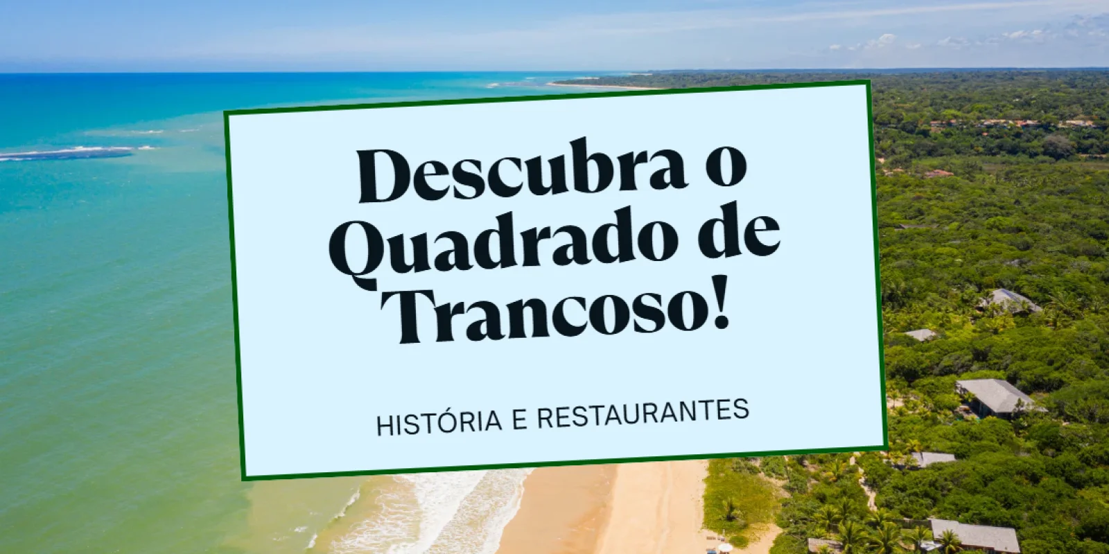 Vista aérea do Quadrado de Trancoso com casinhas coloridas, gramado e igreja ao fundo